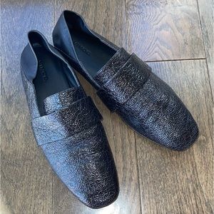 vince harris flat in black